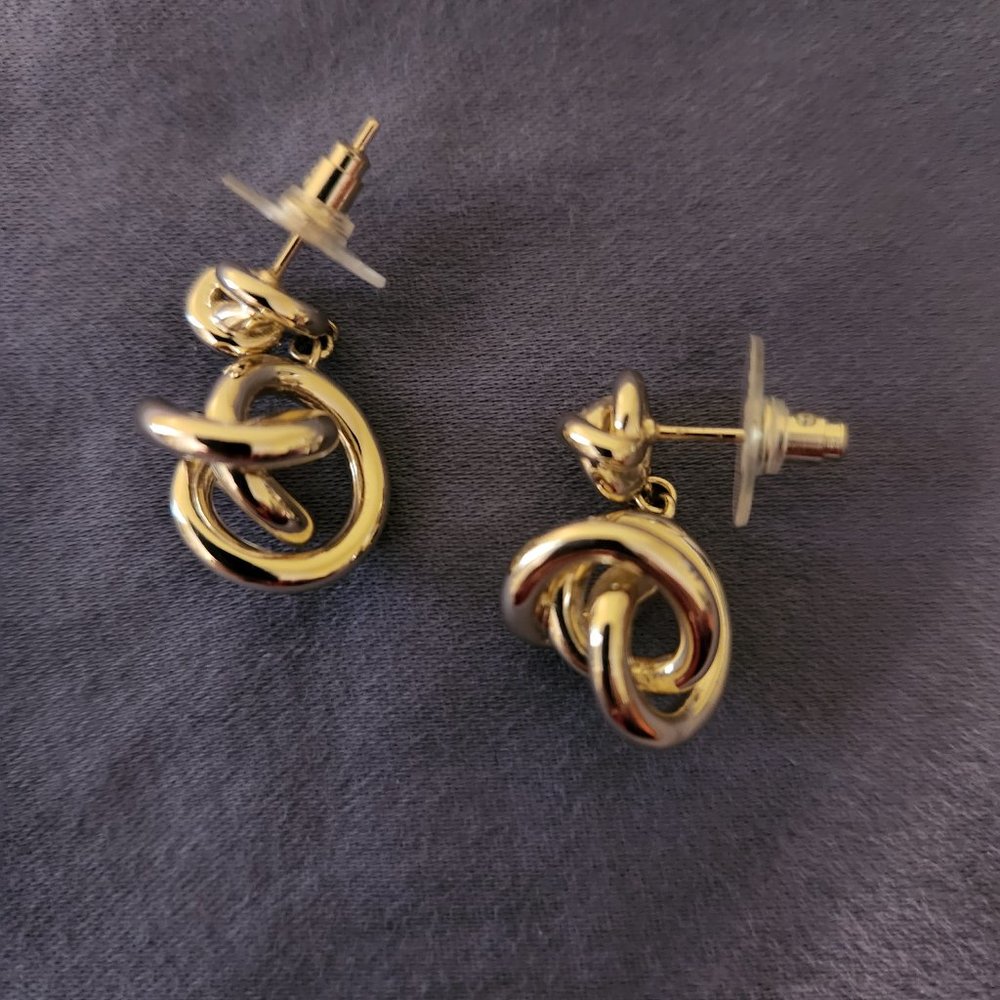 KENDRA SCOTT KNOT DANGLE EARRINGS